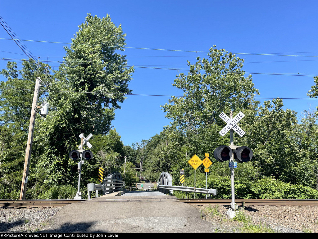 This is a pedestrian grade crossing that connects to Lackawanna Avenue 